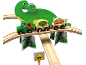 Train en bois sur le thème des dinosaures avec un camion vert, des wagons de marchandises et une grande figurine de dinosaure.