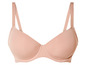 Un soutien-gorge beige avec des bretelles larges.