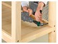 Une personne utilise un tournevis et une perceuse pour assembler un placard en bois.
