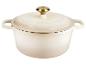 Cocotte en fonte émaillée crème avec couvercle et bouton doré.