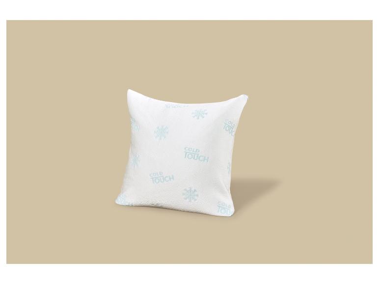 Oreiller blanc avec le texte 'COLD TOUCH' et des flocons de neige bleus, sur fond beige.