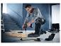 Un homme utilise une perceuse Parkside pour travailler le bois.