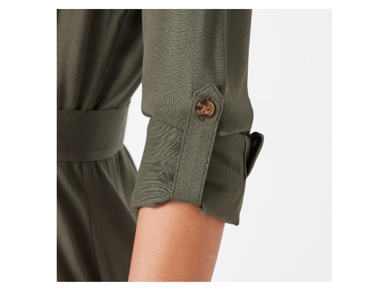 Gros plan d'une robe verte à manches longues avec une ceinture.