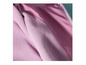 Gros plan sur une veste rose avec doublure en polaire.