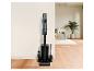 Aspirateur balai sans fil SILVERCREST® Premium »SASAB 24 A1« avec base de chargement et accessoires dans un salon.