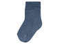 Une chaussette bleue avec une texture côtelée.