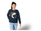 Une fille porte un sweat-shirt bleu avec un imprimé Mickey Mouse.