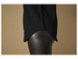 Un legging noir et un chemisier noir ample.