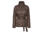 Une veste matelassée marron avec une ceinture.