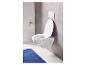 Des toilettes blanches avec un tapis de bain bleu