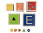 Blocs en bois avec lettres, chiffres et images d'animaux pour enfants.