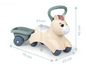 Un trotteur cheval beige avec une remorque.
