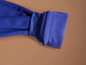 Un sweat-shirt en polaire bleu avec des poignets côtelés.