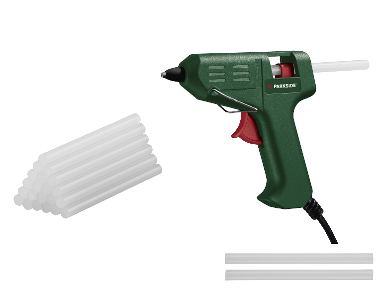 Pistolet à colle vert avec des accents rouges et une pile de bâtons de colle blancs.