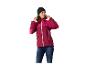 Femme portant une veste à capuche rose et bordeaux et un bonnet gris foncé, debout et regardant vers la droite.