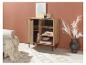 Chevet moderne en bois clair avec étagères et éléments décoratifs.