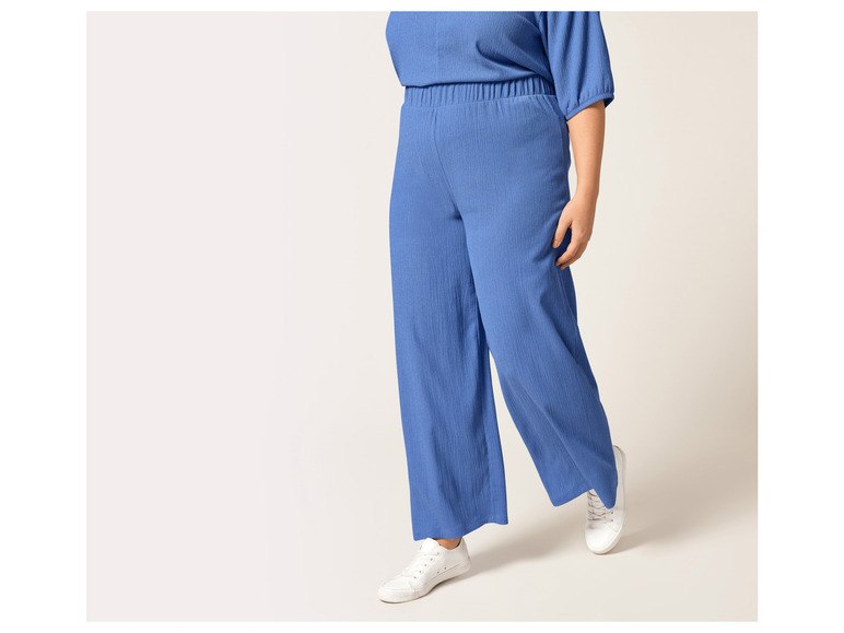 Pantalon large bleu avec des baskets blanches