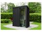 Abri de jardin noir avec porte ouverte, avec échelle, bottes et pelle à l'intérieur.