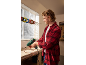 Homme dans un atelier utilisant un pistolet thermique sur des fils électriques.