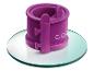 Un moule à pâtisserie en silicone violet Coolook sur un socle en verre.