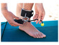 Une personne attache un leash à un paddleboard.