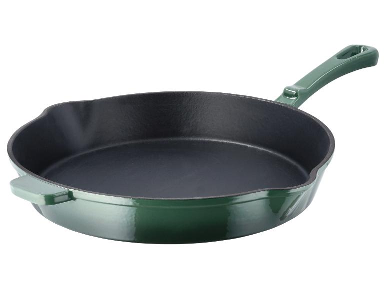 Une poêle en fonte verte