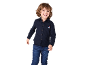 Garçon souriant portant une chemise bleu foncé à manches longues et un jean bleu