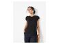 Femme souriante en t-shirt noir, pantalon bleu marine et boucles d'oreilles blanches.