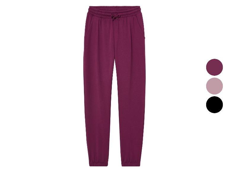 Un pantalon de survêtement bordeaux avec un cordon de serrage.