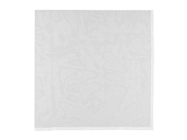 Moustiquaire blanche pour fenêtre, à mailles fines et bords blancs.