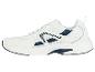 Des baskets blanches avec des accents bleus.
