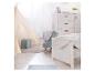 Chambre d'enfant lumineuse avec tente tipi, lit et commode.