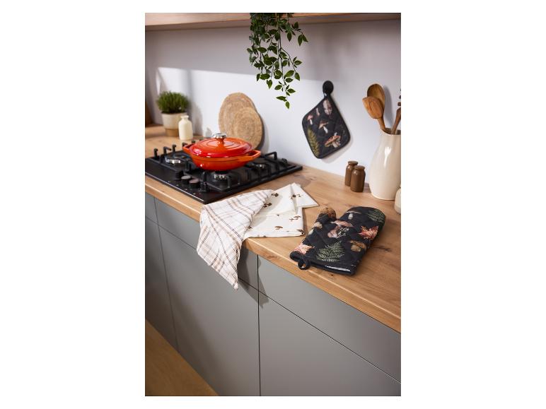 Gant de cuisine et manique LIVARNO home avec motif forestier sur le plan de travail.
