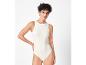 Une femme porte un body blanc côtelé.