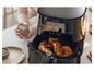 Friteuse à air Philips avec des pilons de poulet cuits.