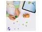 Enfant construisant un jouet en blocs avec des instructions sur tablette.