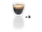 Un verre à double paroi avec un espresso et des grains de café