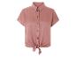Chemise nouée rose à manches courtes.