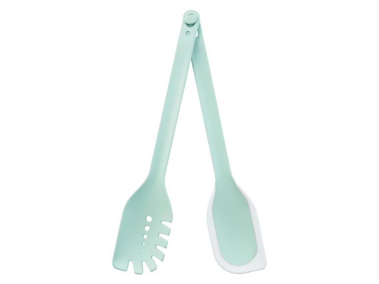 Une spatule en silicone bleue et un serveur à spaghetti.