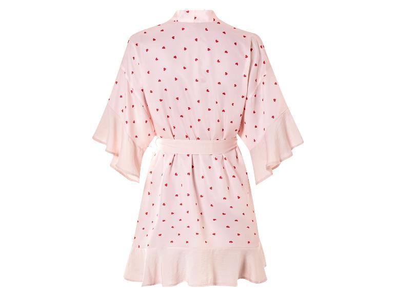 Un kimono rose avec des cœurs rouges