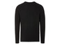 Un pull noir en tricot à manches longues.