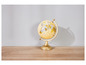 Un globe terrestre doré sur une table en bois.