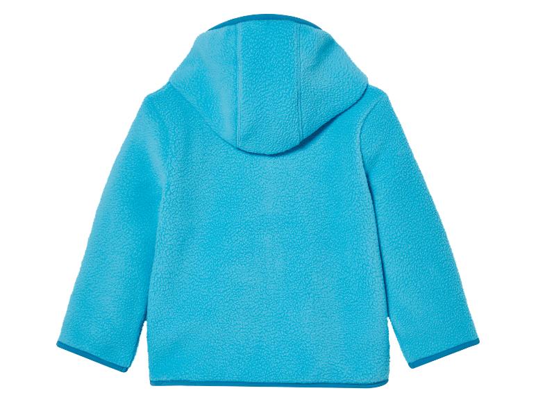 Une veste en polaire bleue avec une capuche.