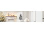 Décoration de Noël avec sapin illuminé, cheminée et calendrier de l'avent en feutre.