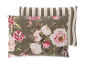 Deux coussins : un à motif floral, l'autre rayé.