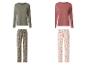 Deux ensembles de pyjama: un vert olive avec des champignons et un rose avec des feuilles.