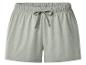 Short de sport gris clair pour femme avec taille élastique et cordon de serrage.