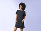 Une femme portant une robe t-shirt noire.