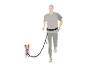 Homme courant avec son chien, utilisant une ceinture de course et une laisse extensible.