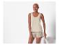 Haut et short de nuit beige ; style minimaliste.